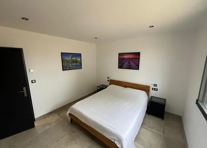 Moderne Piscine Privative Hauteurs De