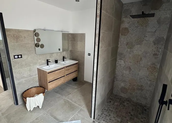 Moderne Piscine Privative Hauteurs De Villa